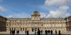 louvre museum paris facade with visitors